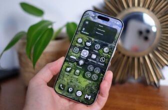 The best way to make your lock display screen background holographic in iOS 26